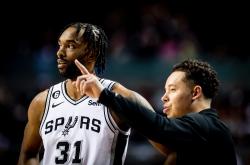 开云体育app-马刺绝杀上海队，西亚卡姆点燃赛场