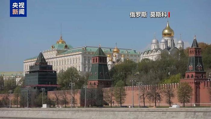 乌克兰击剑队队员轻巧灵活，取得胜利