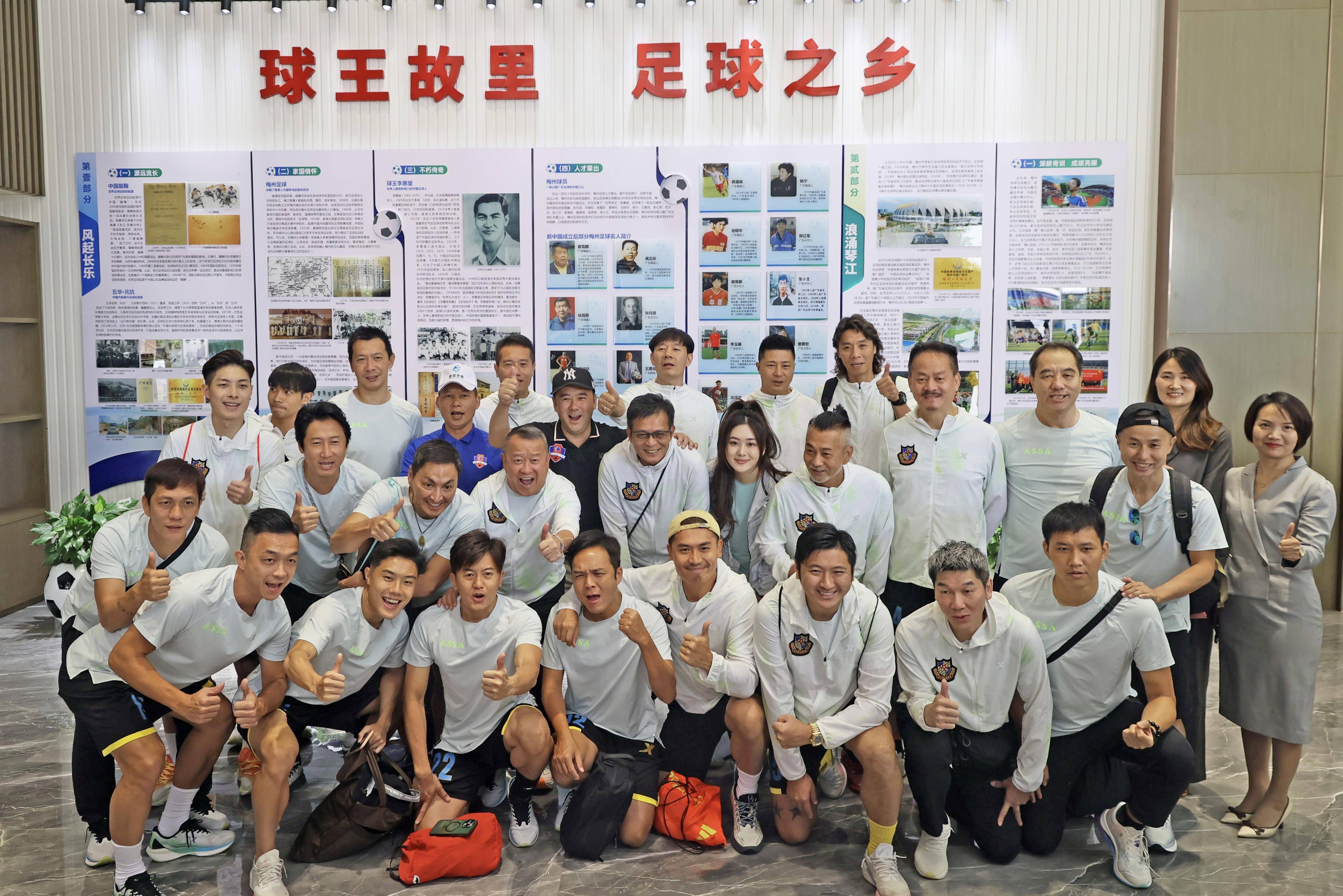 足球赛场新闻：双方激战角逐，球员斗志昂扬