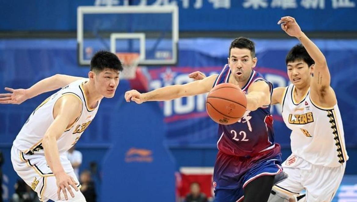 四川男篮击败对手，保持不败战绩
