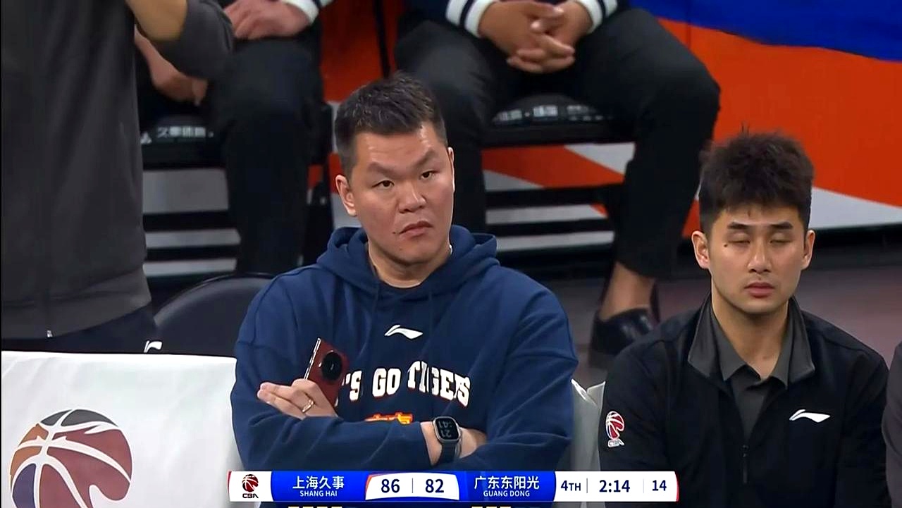 包含上海队在客场成功击败宿敌，赢得关键比赛的词条
