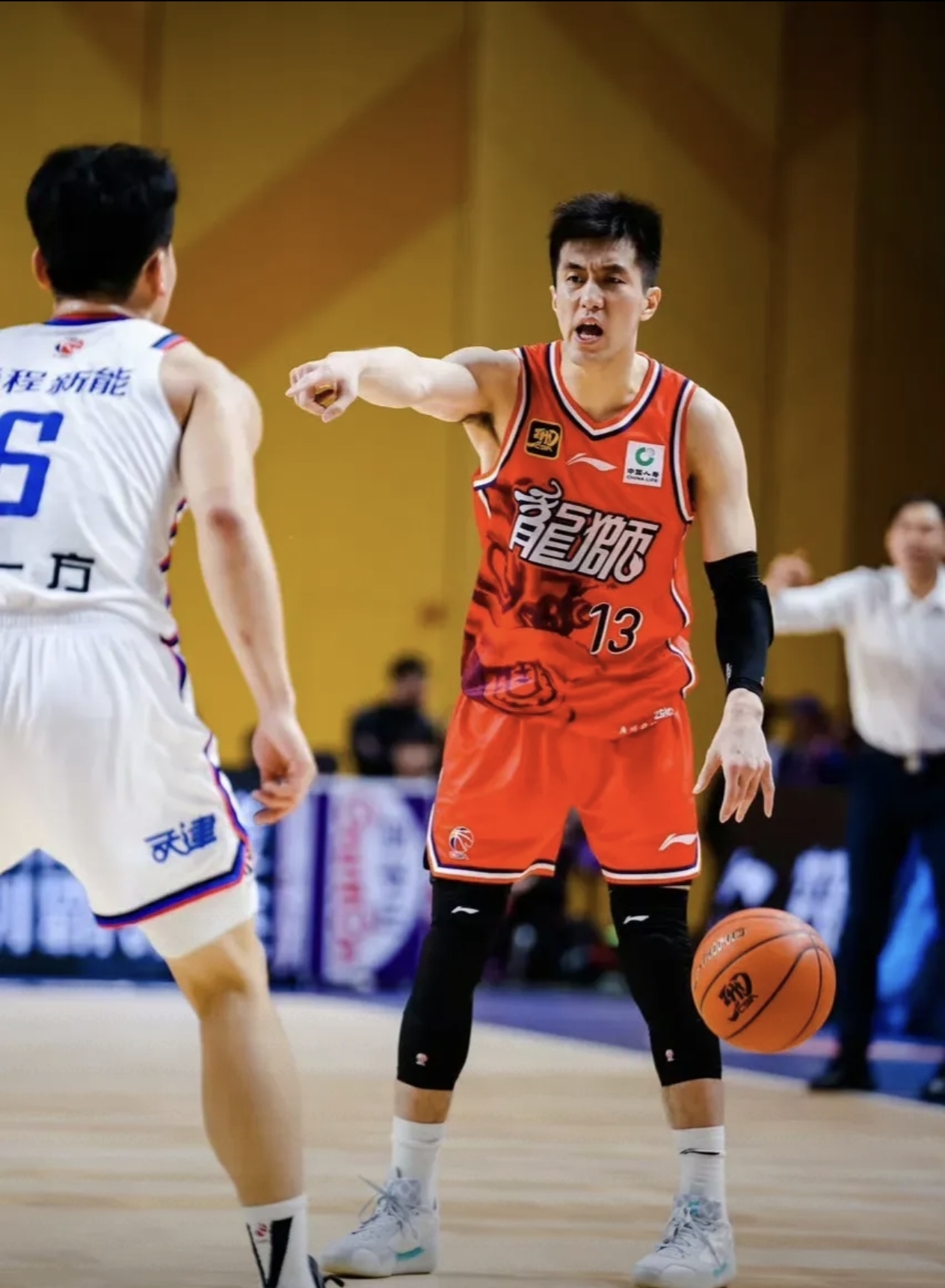 包含湖人轻取广州队，郭艾伦刷新纪录的词条