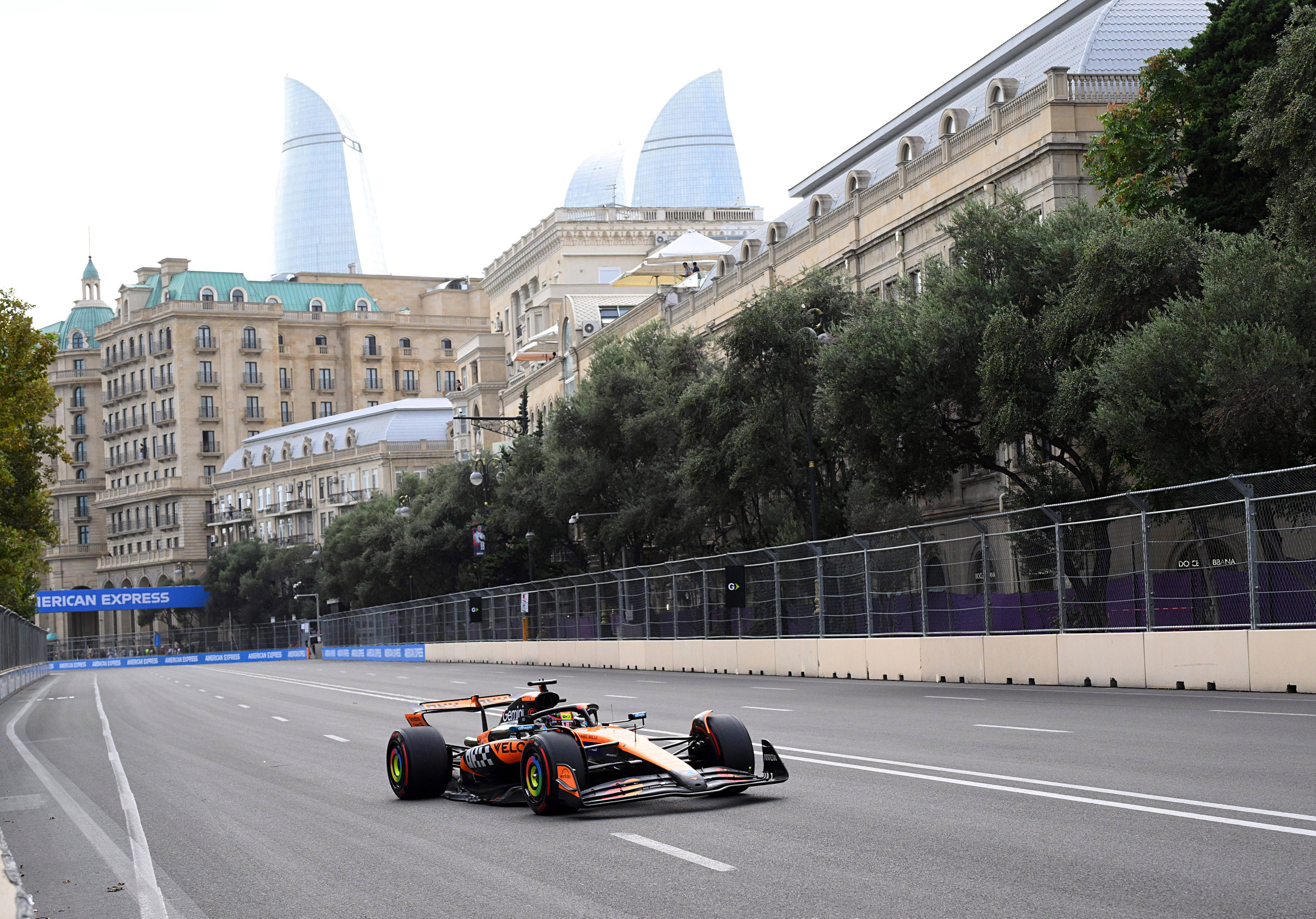 红牛二队完胜迈凯伦，汉密尔顿惊艳四座